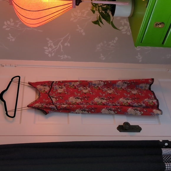 Red dress below the knee - Picture 2 of 4